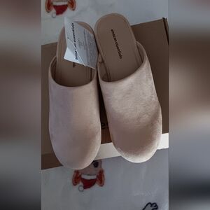 Amazon Essentials Women's Cream Slip-On Shoes